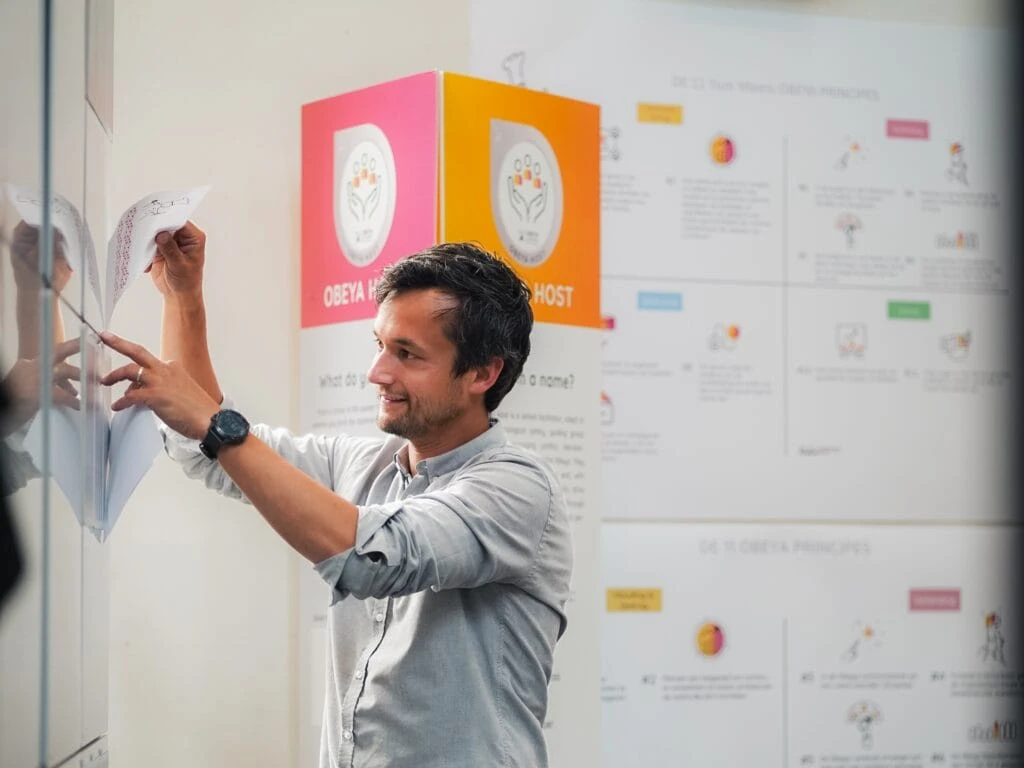 Nick Nijenhuis van FIDDS bij een Obeya AgileWallsmuur